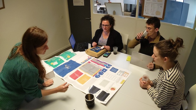 L'équipe Course de Fonds en discussion avec Ophélie BATTAGLIA (Crafters), autour des améliorations de la version 2 du jeu Course de Fonds