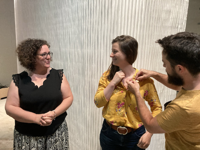 Amélie SANOU et Clémentine DUBOIS reçoivent leur badge de l'incubation ERASME